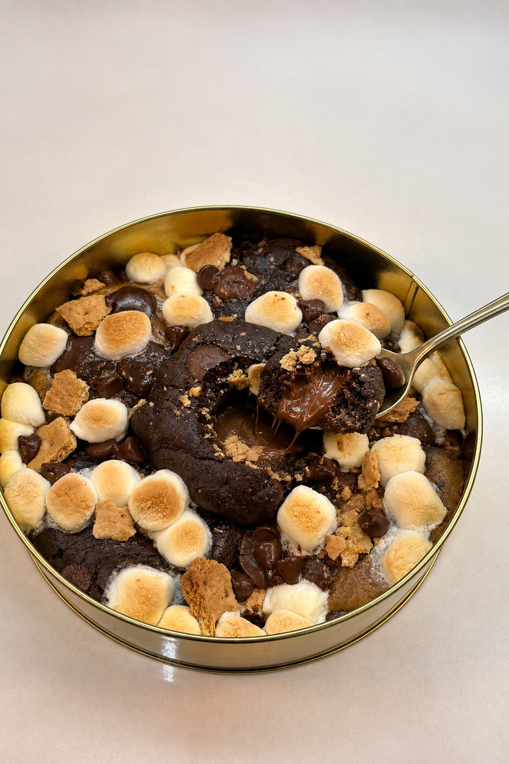 Original marshmallow cookie tin with a Nutella-filled scoop